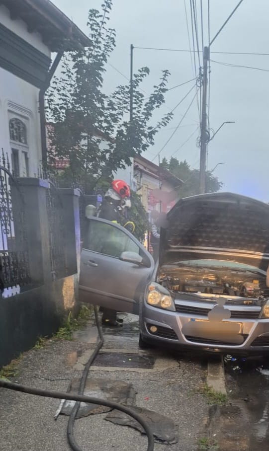 Mașină în flăcări în Pitești