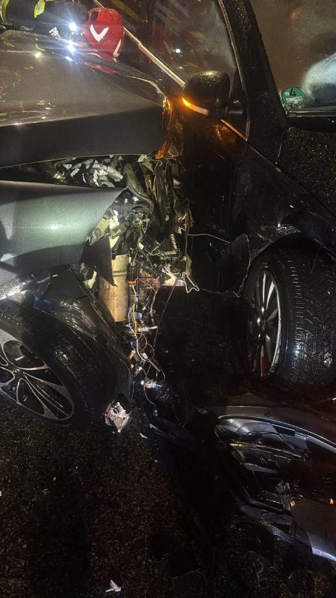 Pitești. Răniți printre fiarele contorsionate. Au fost preluați de SMURD