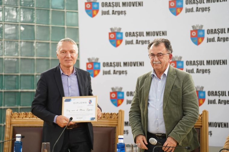 Profesorul universitar Miron Zapciu, premiat la deschiderea cursurilor de master de la Mioveni