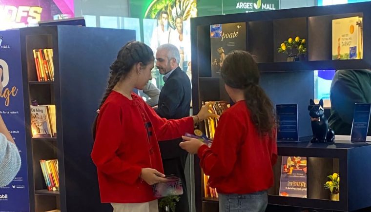 Colț de lectură la Argeș Mall. „Trebuie să ducem cartea către tineri”