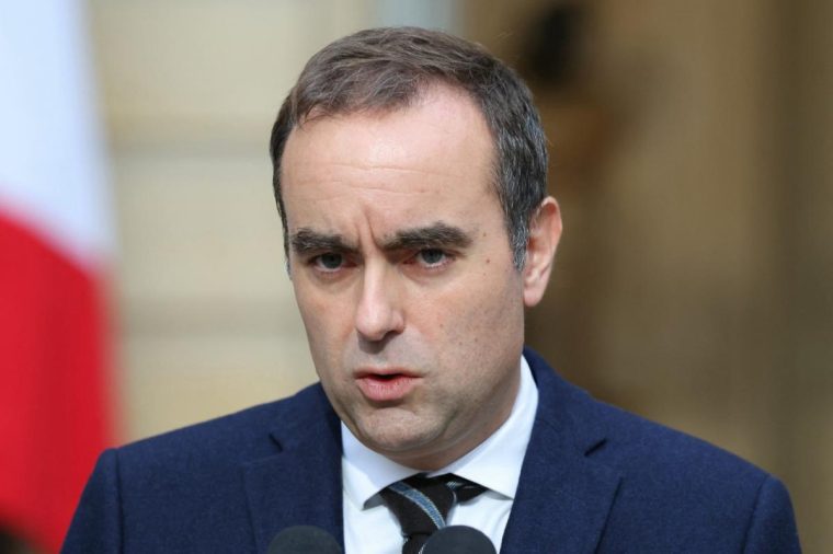 Premierul francez și-a dat demisia la mai puțin de 12 ore de când și-a desemnat membrii cabinetului
