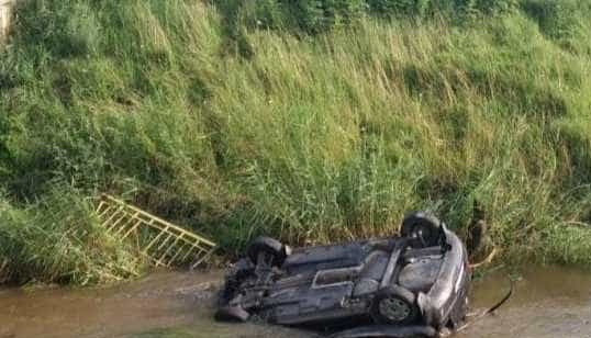 Mașină răsturnată în apă la Băiculești. Printre victime, o fetiță