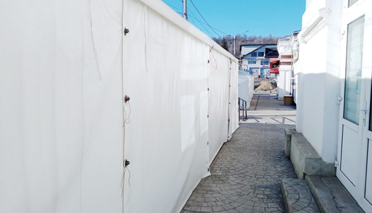 E stabilit! Pieţarii din Câmpulung vor mai sta o iarnă în corturi