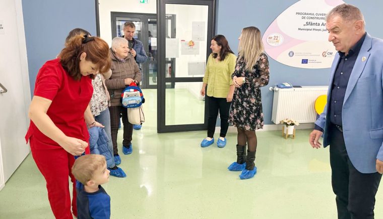 Primarul Piteştiului, alături de copii la deschiderea Creşei „Albina”