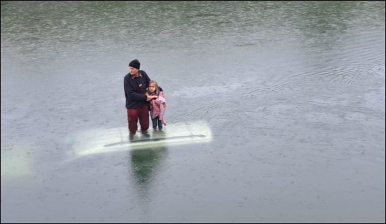 Argeş: Un bătrân şi o fetiţă au fost salvați de pe plafonul unei maşini scufundate într-un canal
