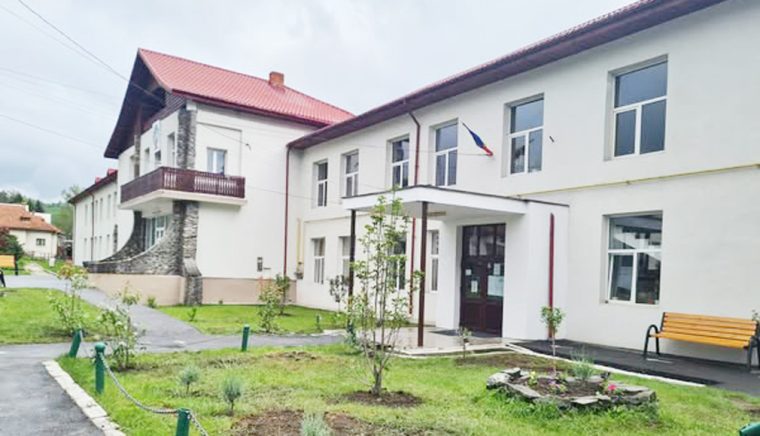 Dormiţi bine, domnilor din conducerea Consiliului Judeţean? Din 52 de microbuze şcolare niciunul nu a ajuns la Rucăr, deşi liceul din comună poate instrui elevi de pe toată valea Dâmboviţei
