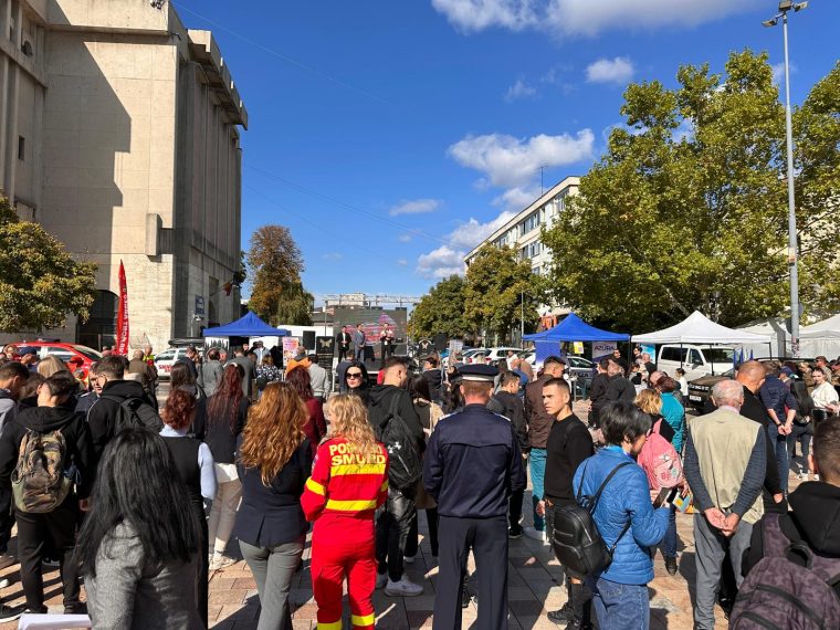 Târgul ”Cariera Ta” – ediția 2025, în plină desfășurare, în Piața Primăriei Pitești