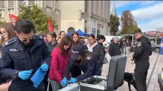 (Video) Pitești. Polițiștii argeșeni, prezenți la Târgul „Cariera Ta”