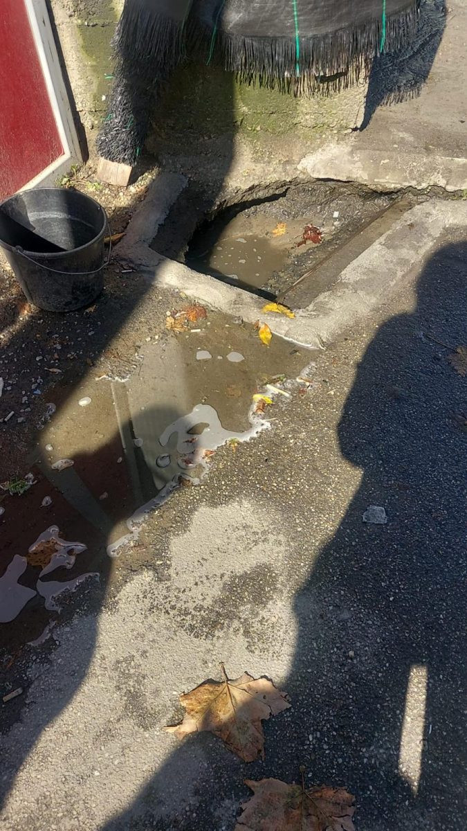 Curățenie ca la Pitești. Mizeriile unei spălătorii auto deversate în stradă