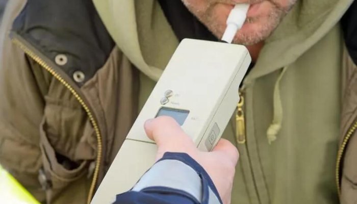 Șofer depistat sub influența alcoolului după ce a lovit două mașini parcate