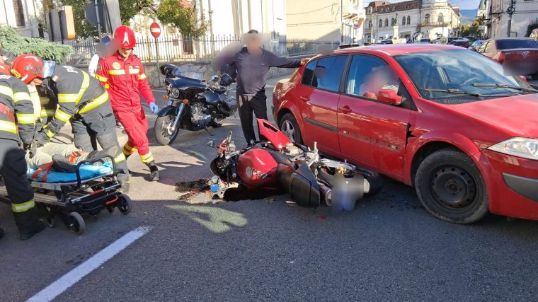 Motociclist lovit în Câmpulung. În urma impactului combustibilul s-a scurs stradă