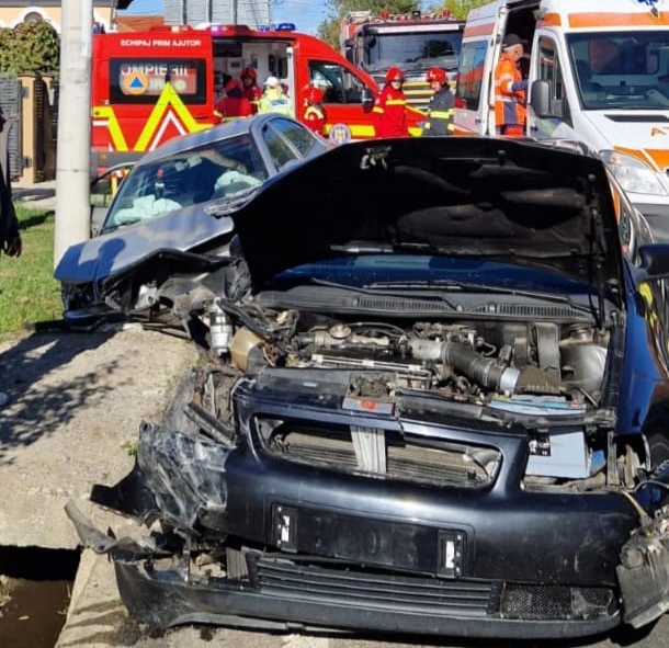 Curtea de Argeș. Impact violent între două autoturisme