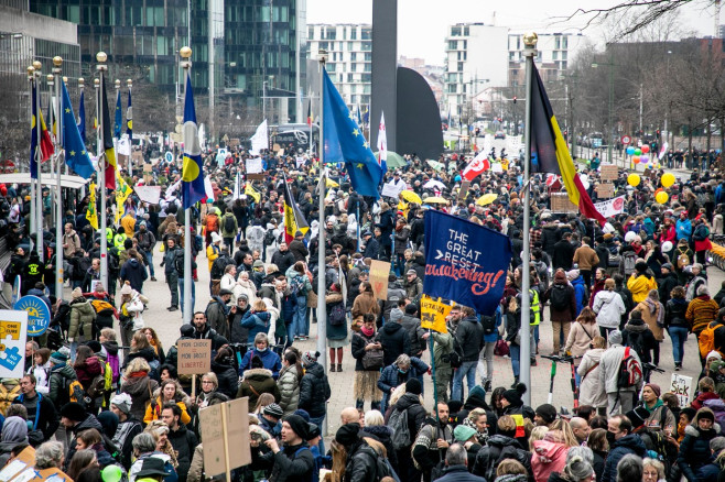 Proteste uriașe la Bruxelles. Instituțiile europene apărate cu sârmă ghimpată