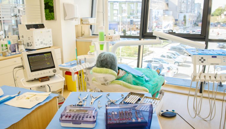 Clinica de medicină dentară Dr. TEO – Zâmbim oricând împreună! IMPLANTUL DENTAR