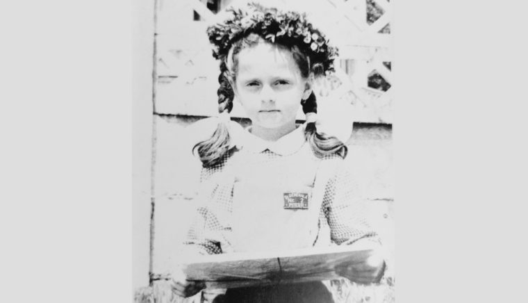 Veronica D. Niculescu: Portret al artistului la tinereţe (45)