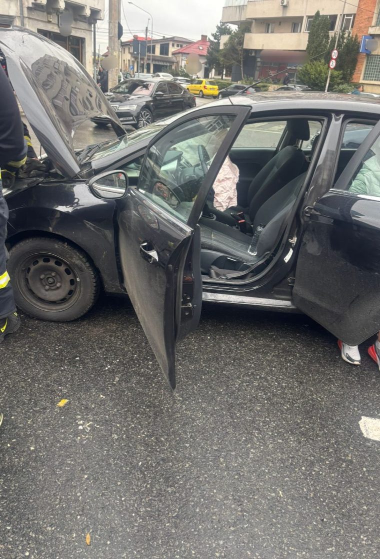 Două accidente în Argeș, miercuri dimineața. Răniți preluați de SMURD