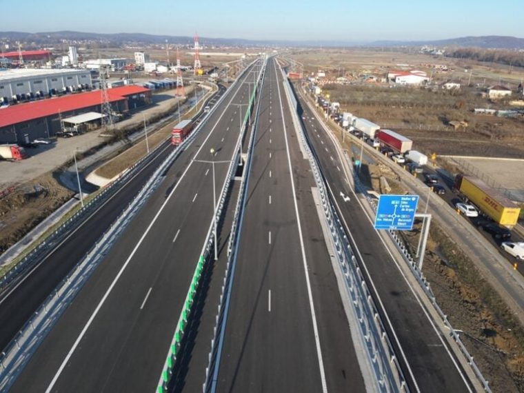 Alunecare de teren în şantierul de la Perişani al autostrăzii Sibiu-Piteşti. Complex turistic în pericol