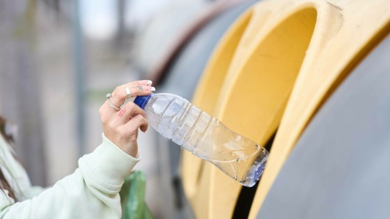 Un nou sistem de colectare a PET-urilor în România. Este testat deja în nouă județe