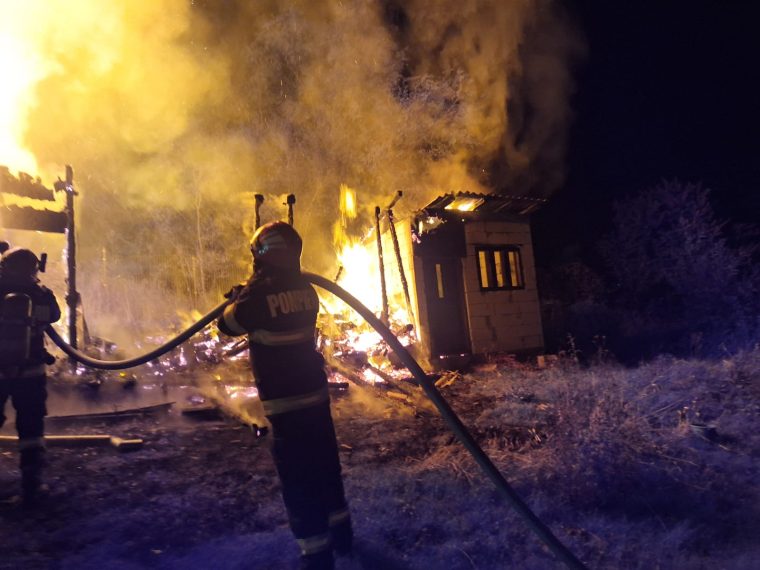 A ars o casă în această noapte la Curtea de Argeș