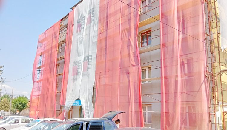 Austeritatea loveşte Câmpulungul. Din 13 blocuri prevăzute pentru eficientizare energetică, doar la 3 vor continua lucrările