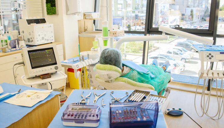 Clinica de medicină dentară Dr. TEO – Zâmbim oricând împreună! IMPLANTUL DENTAR