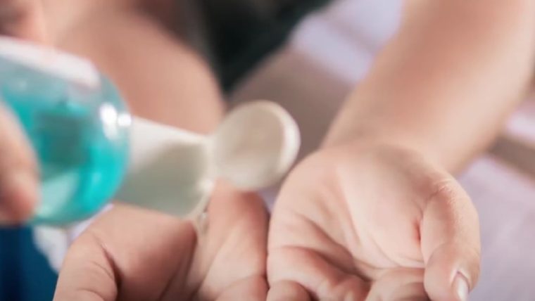 UE vrea să interzică etanolul din dezinfectantele pentru mâini din cauza riscului de cancer