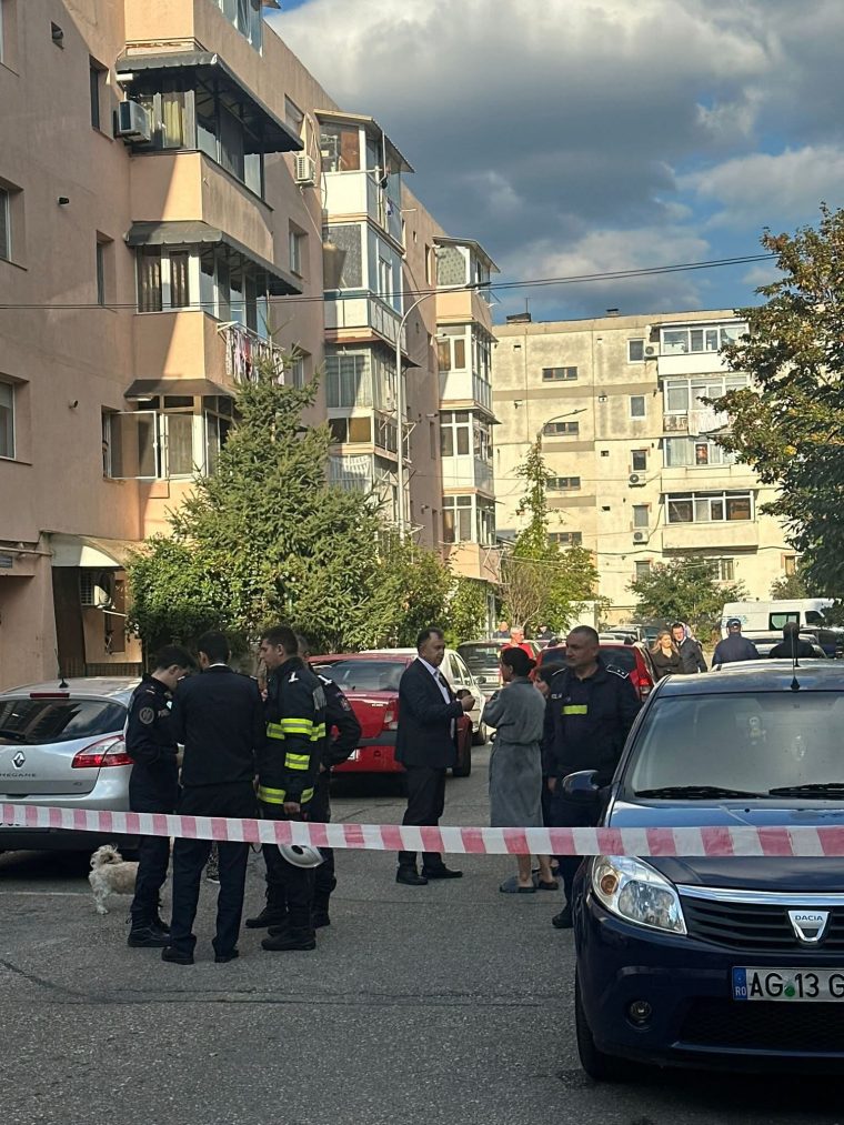 Zece echipaje de pompieri la Mioveni. Locatari și elevi evacuați