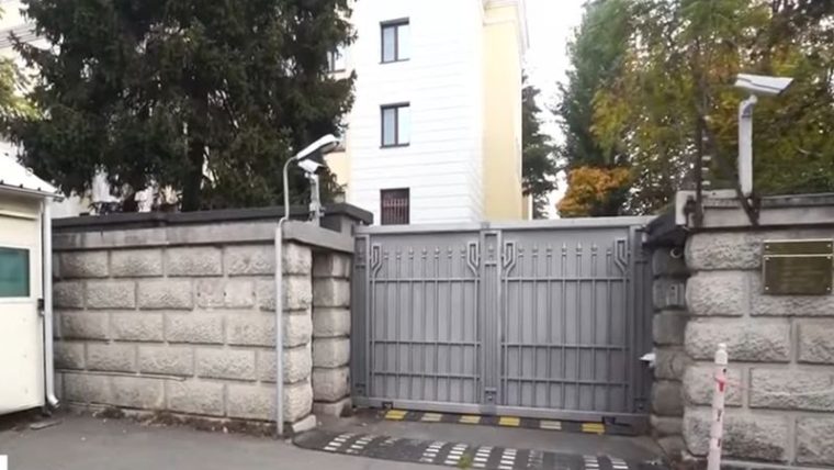 Un medic stomatolog din Pitești a vrut să spargă cu maşina porţile Ambasadei Rusiei la Bucureşti