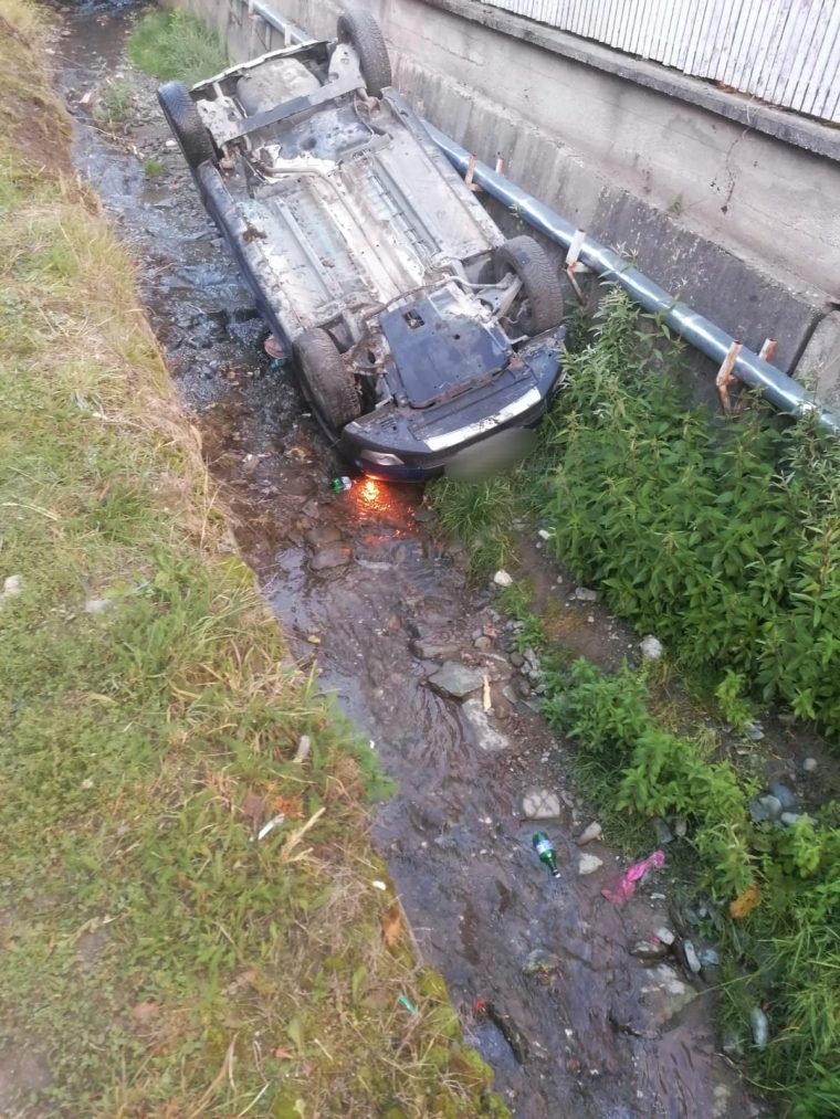 Rucăr. Mașină răsturnată în canal. O victimă, la spital