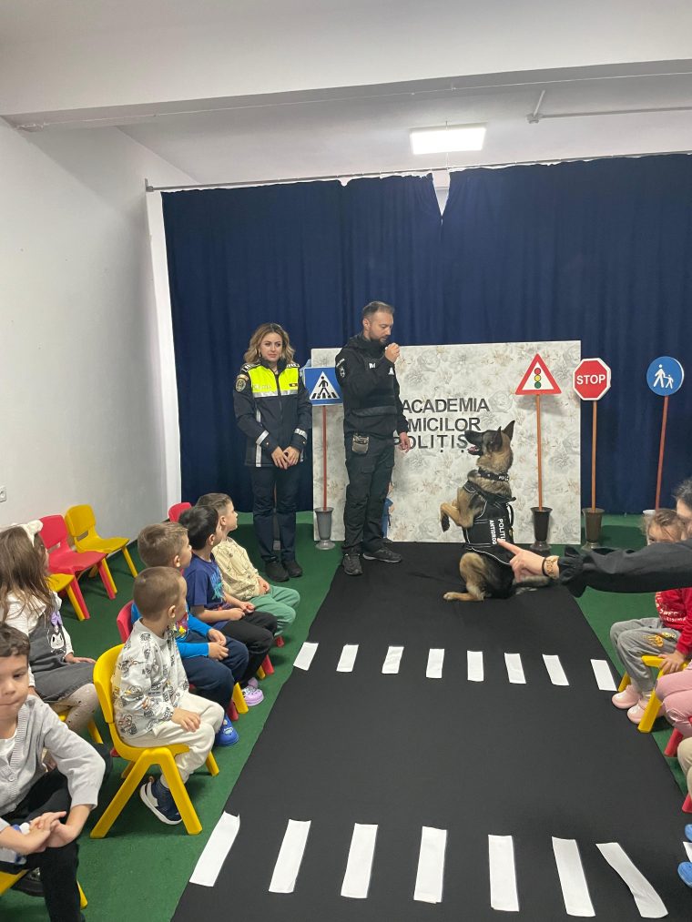 Câinele erou al IPJ Argeș, preferatul copiilor de la grădiniță