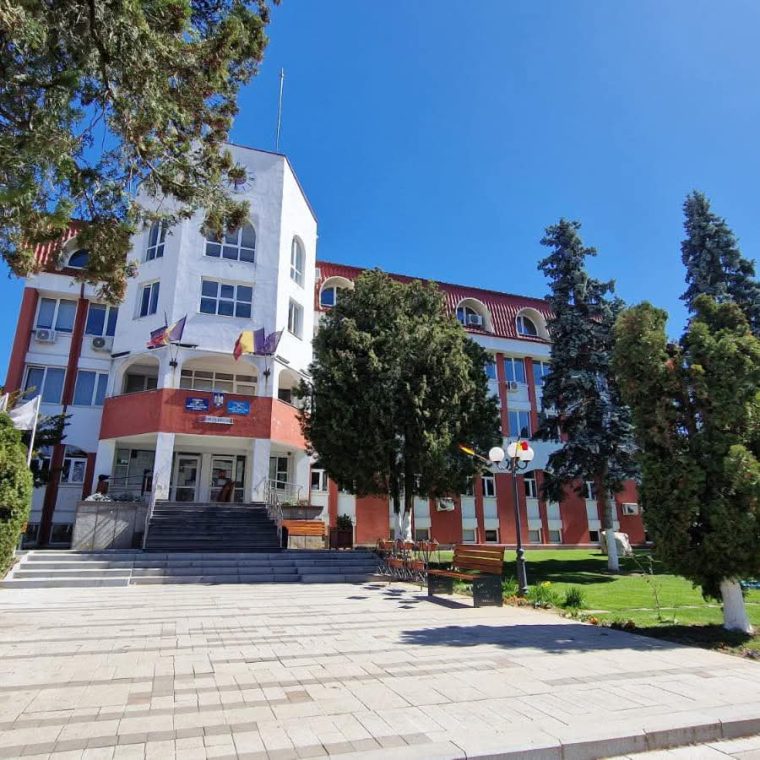 Luni, dezbatere publică la Curtea de Argeș
