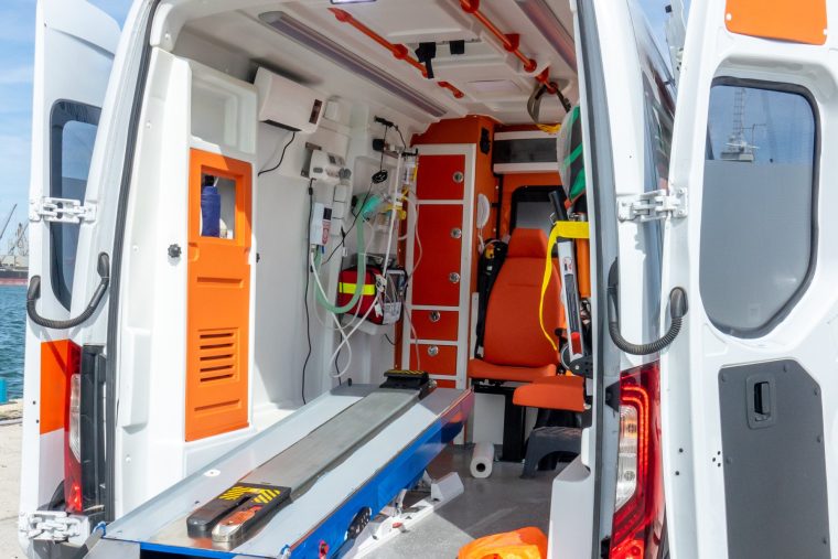 Bărbat de 85 de ani, scăpat de pe targă în curtea spitalului