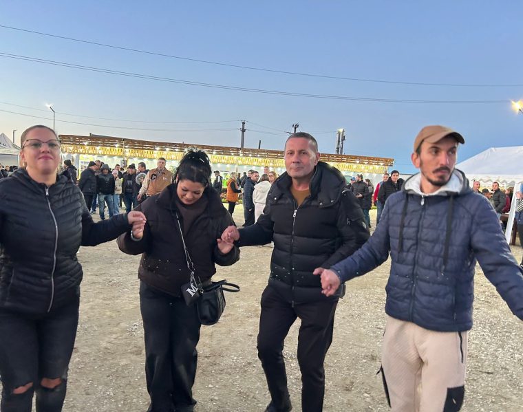 Primarul de la Bradu s-a prins în horă la Focul lui Sumedru
