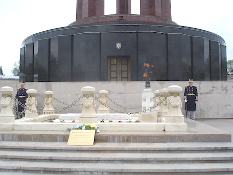 26 Octombrie 1991: Sicriul cu osemintele eroului necunoscut este din nou reinstalat în Parcul Libertăţii (Carol) din București
