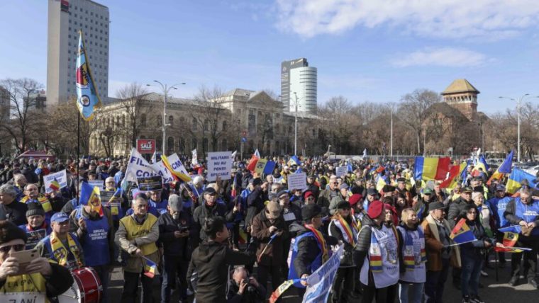 Patru confederaţii sindicale protestează miercuri în faţa Guvernului