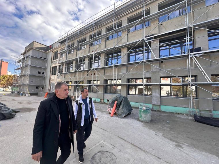 Două școli din Pitești vor fi gata renovate până la sfârșitul anului