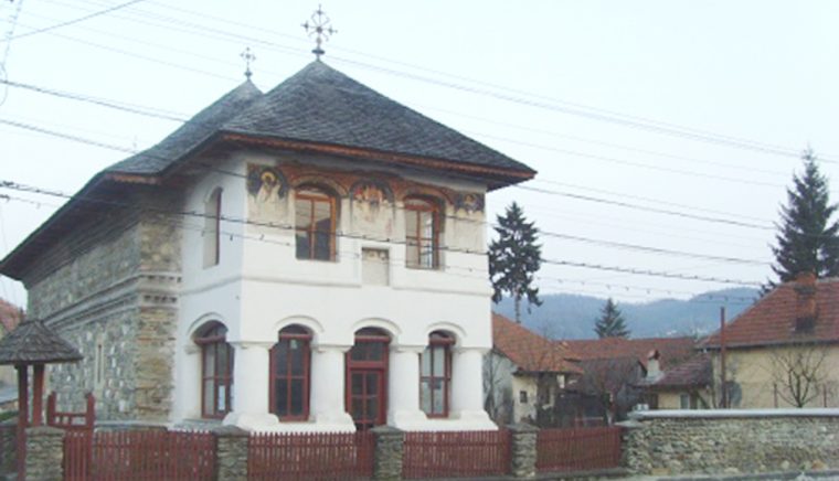 Inedit! Biserica din Câmpulung, dărâmată de două ori şi închisă timp de un secol a aniversat 30 de ani de la redeschidere