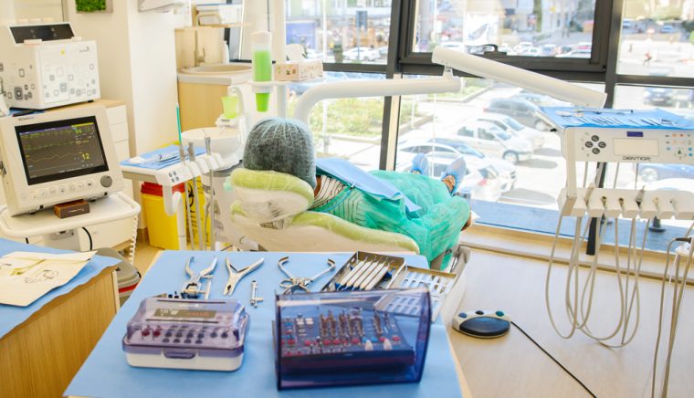 Clinica de medicină dentară Dr. TEO – Zâmbim oricând împreună! Îngrijirea implanturilor dentare