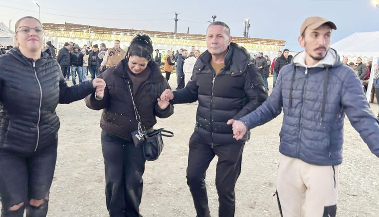 Primarul de la Bradu, în horă, alături de consăteni