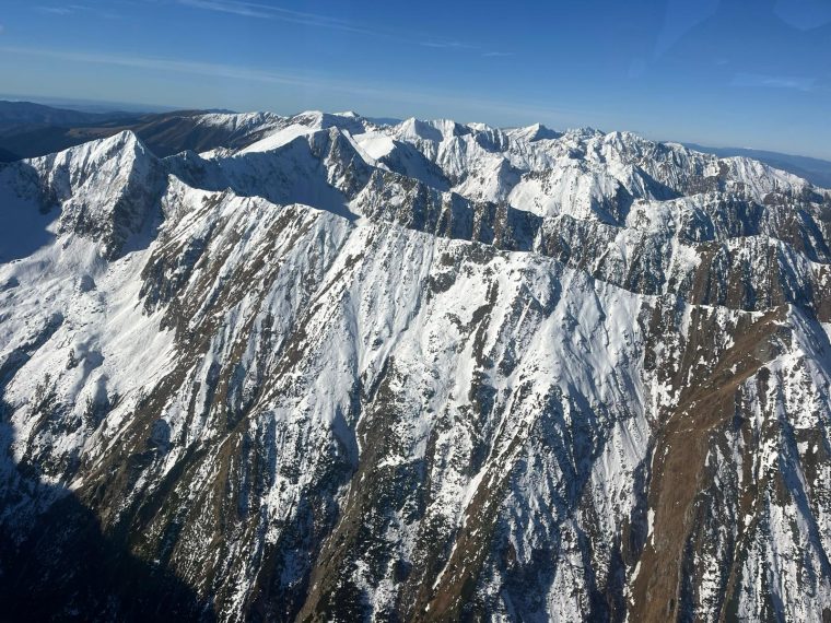 Video din elicopter. Turist dispărut de două zile, găsit sub vârful Moldoveanu, complet neechipat pentru munte