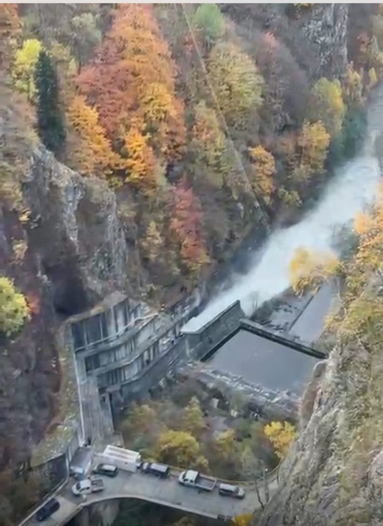 A început deversarea controlată a apei din lacul Vidraru
