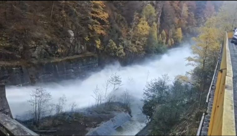 VIDEO. Deversarea controlată de la Vidraru. Zonă supravegheată cu drone