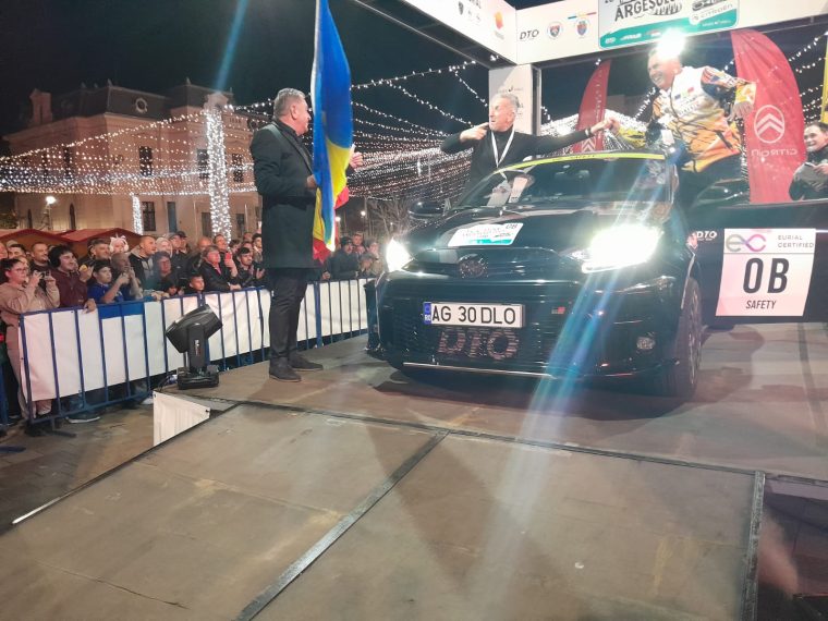 Pitești. Primarul a dat start show-ului automobilistic. Bolizii și-au turat motoarele în aplauzele publicului