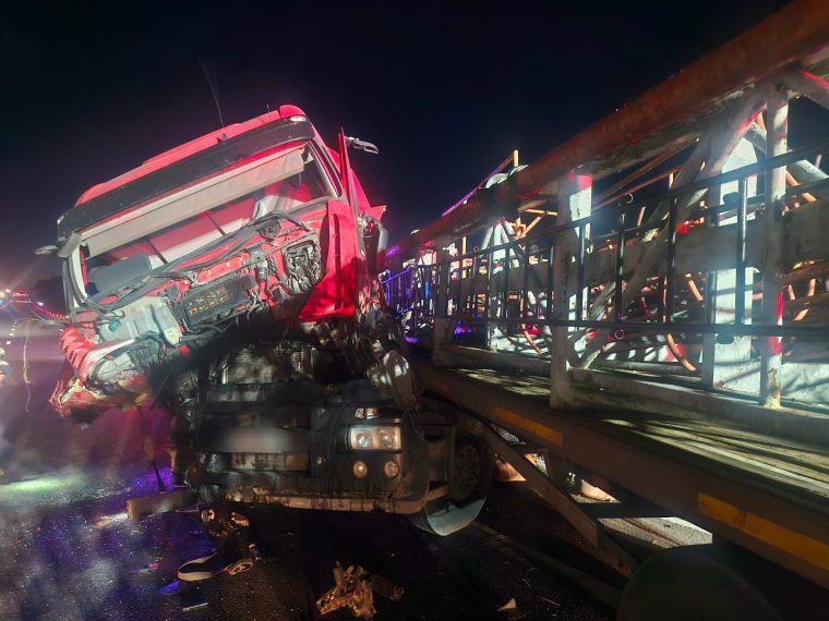 Accident cu un camion încărcat pe drumul expres Pitești – Craiova. Combustibil pe carosabil