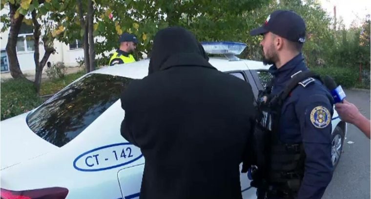 Un preot a distrus cu pumnii un autoturism