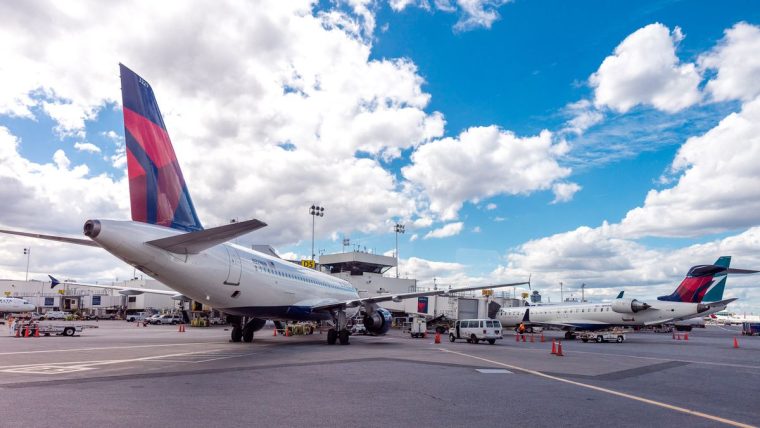 Incident grav la New York: două avioane s-au ciocnit pe pista aeroportului LaGuardia