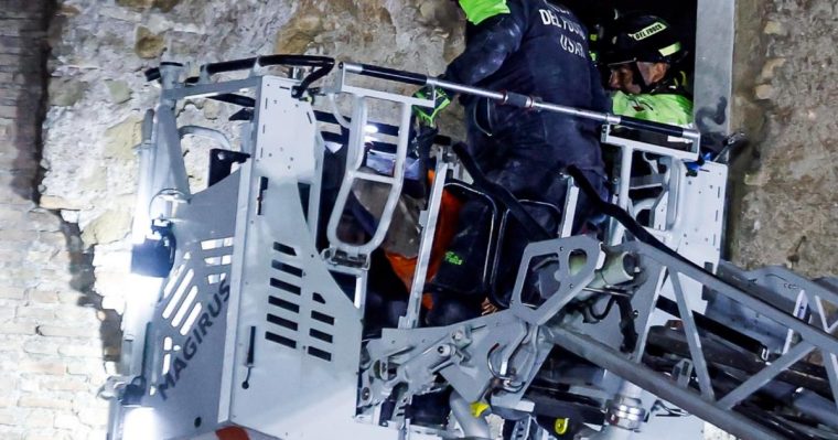 Românul prins sub dărâmături la Roma a murit după 11 ore