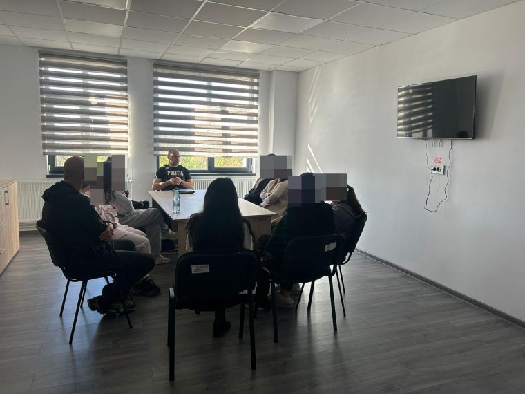 Pitești: Activitate de informare pentru părinți și copii, dedicată siguranței online și prevenirii riscurilor sociale