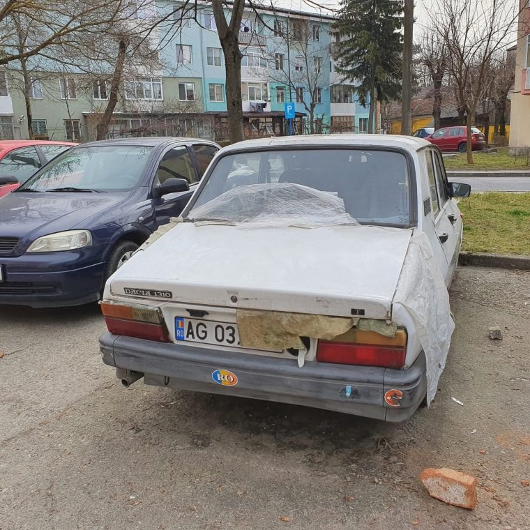 46 de mașini abandonate în Curtea de Argeș. Unde vor ajunge