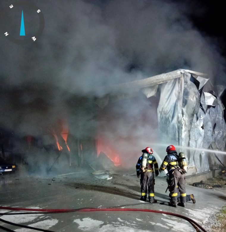 O hală din Albota s-a făcut scrum. De la ce a pornit focul